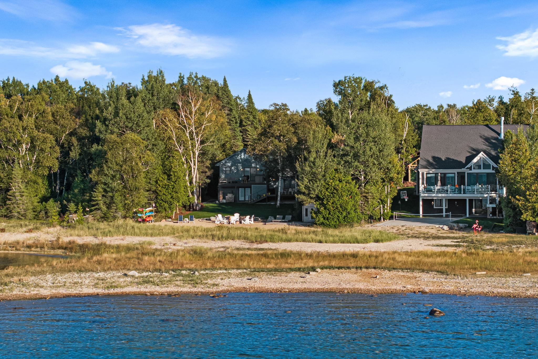 4467 Lake Shore
