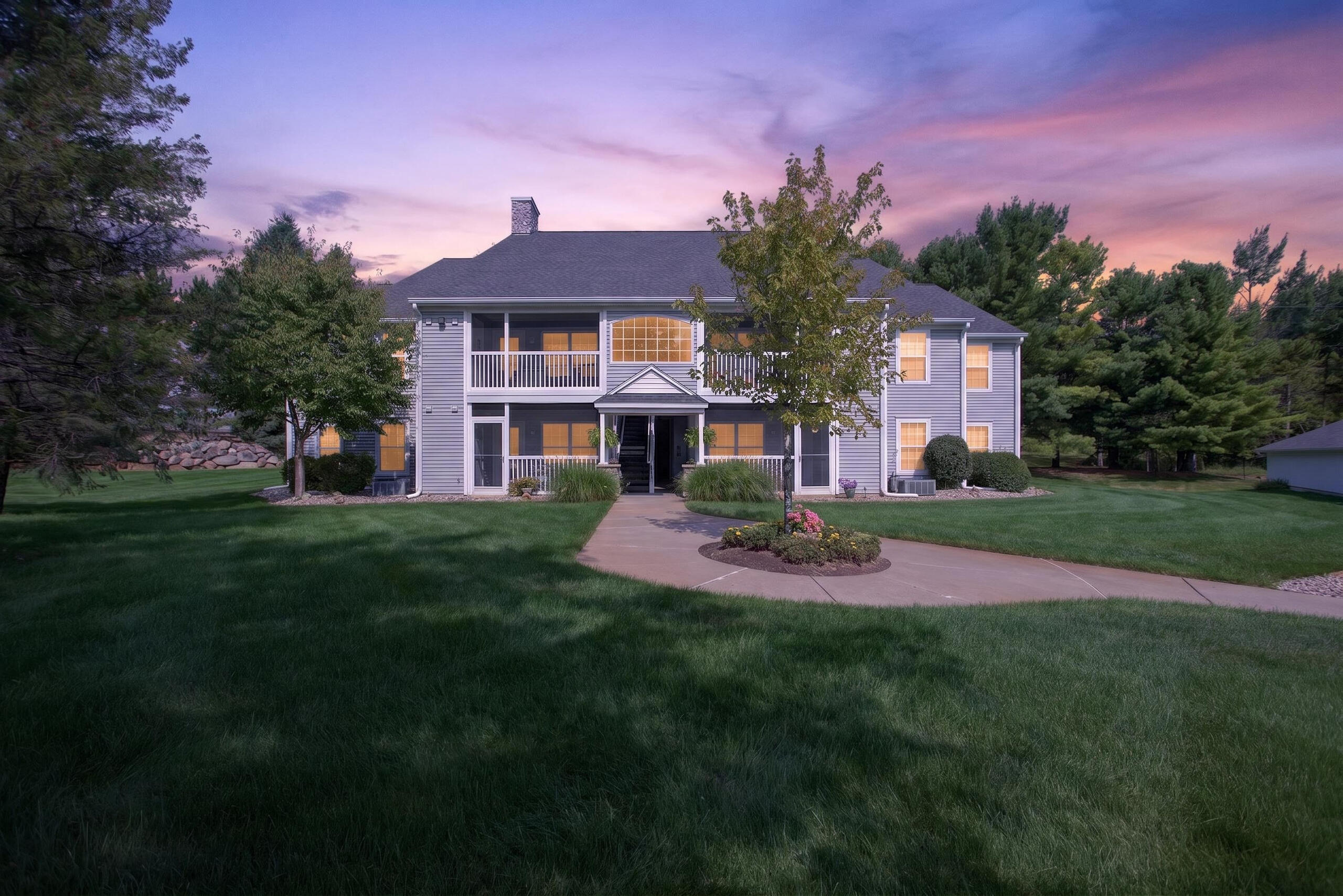 718 W Barrington Circle