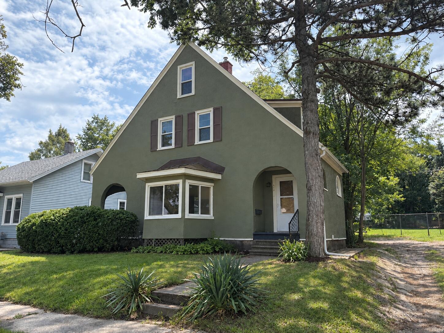 616 Lay Boulevard