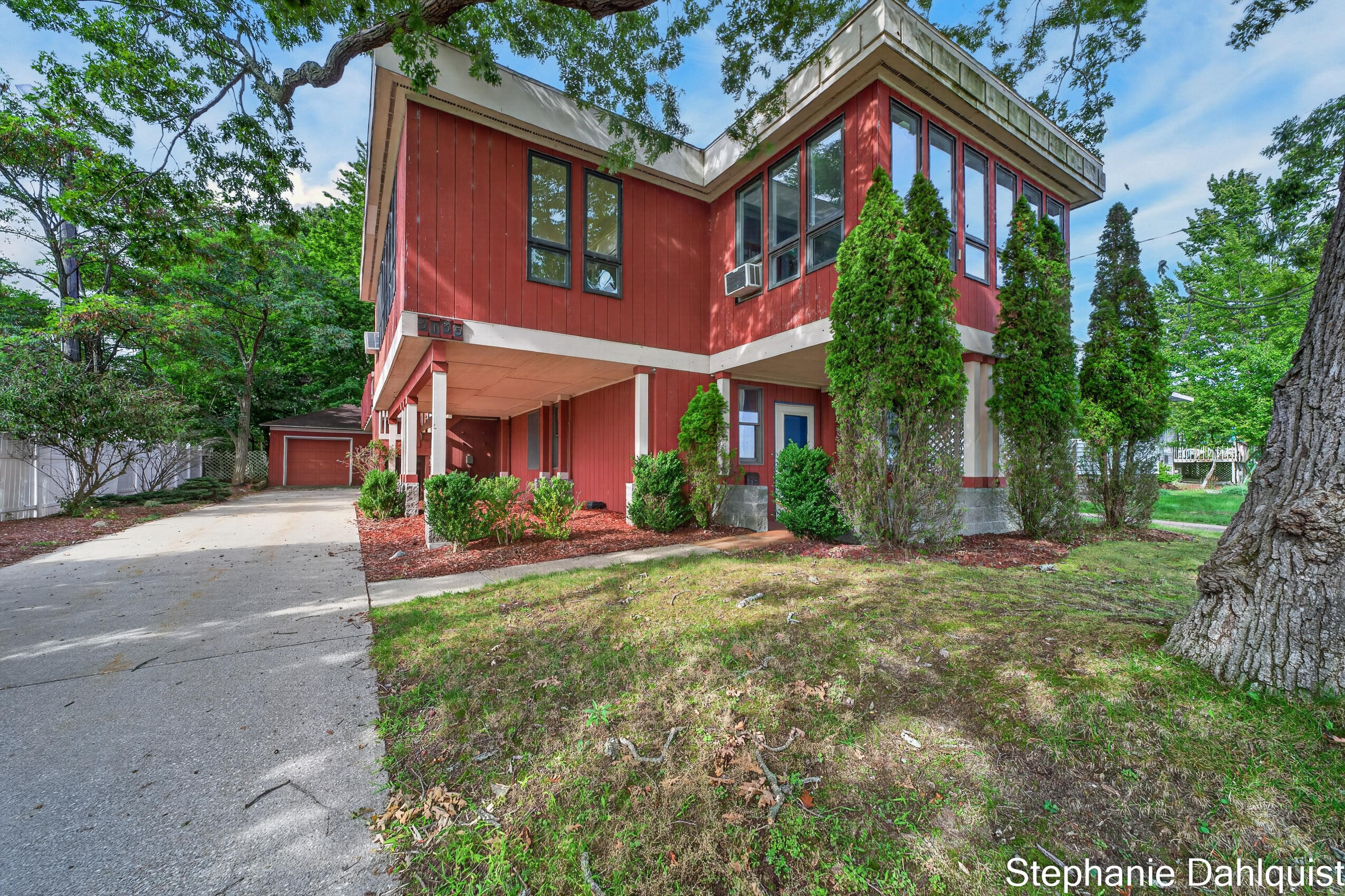 3135 Lakeshore Drive