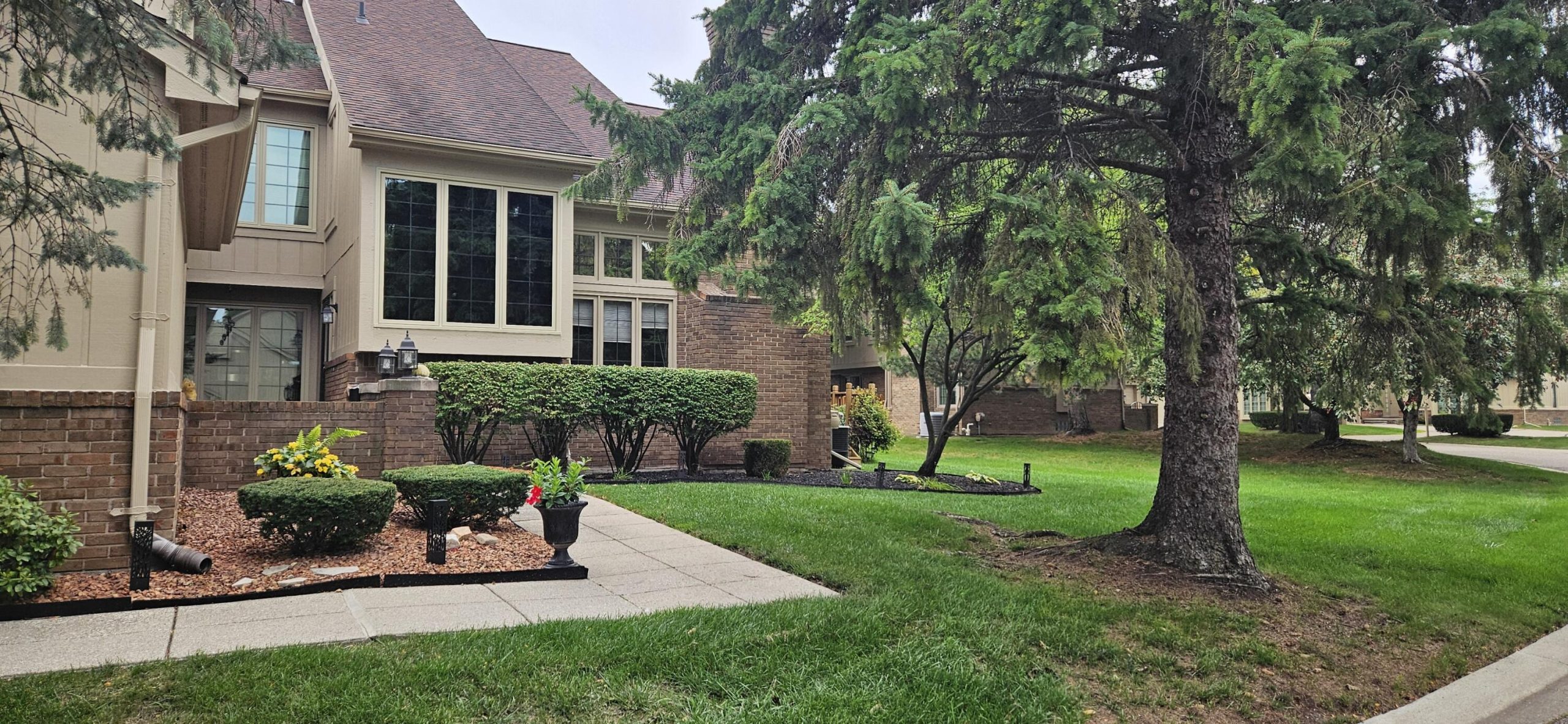 37676 N Laurel Park Drive Unit: 70