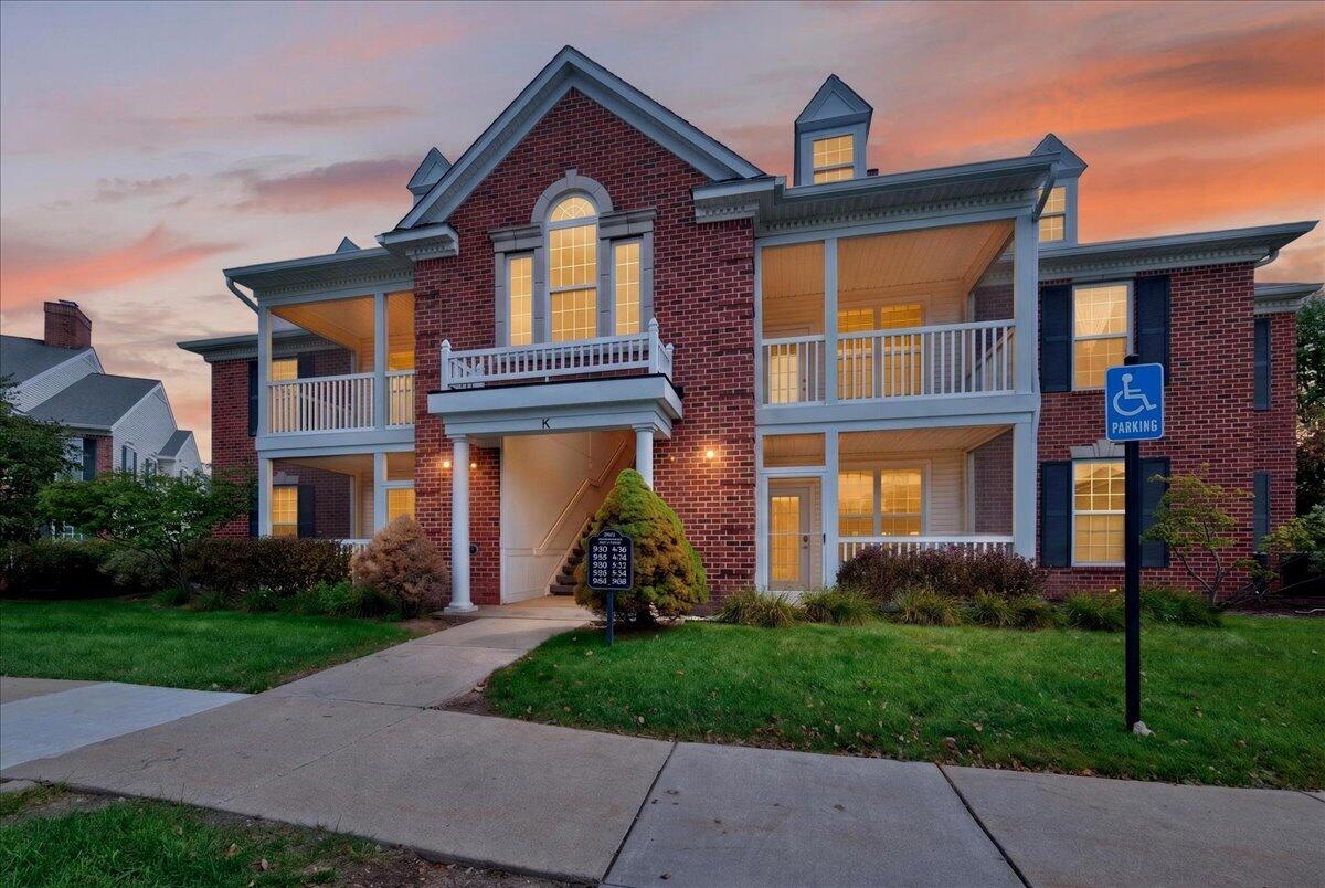 932 W Summerfield Glen Circle