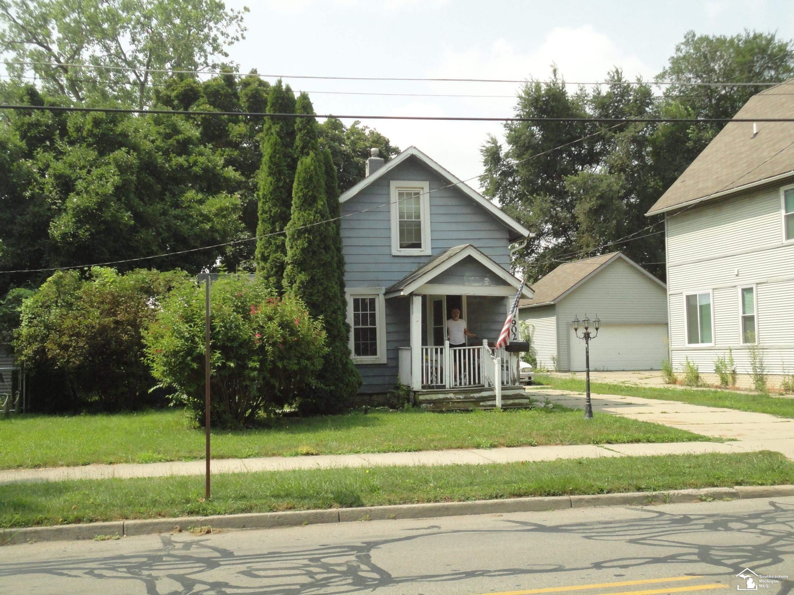 902 E Elm ST
