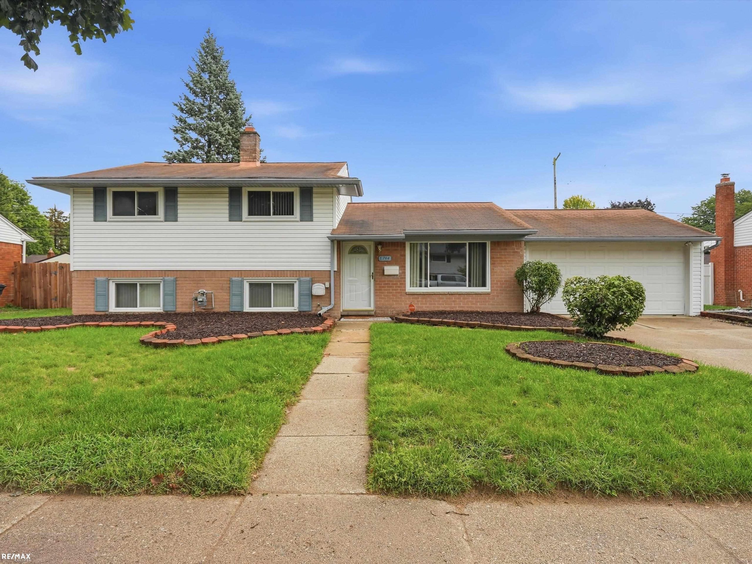 8744 Leslie DR