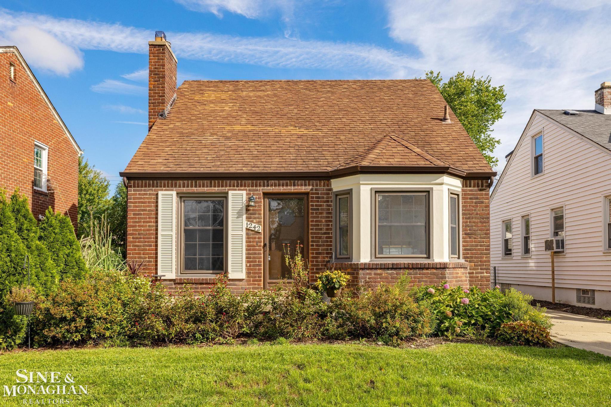 1242 Roslyn RD