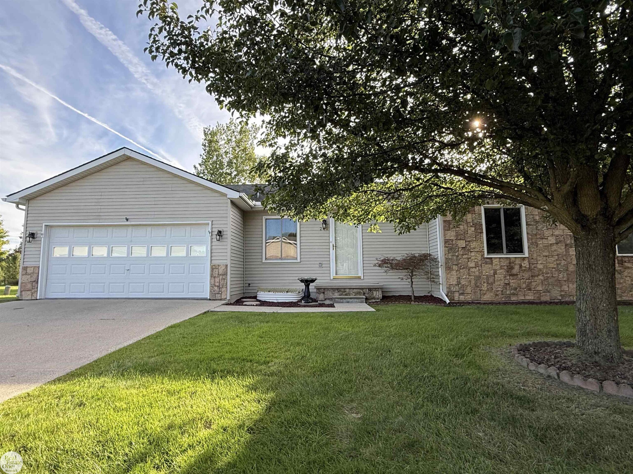 240 Ontario LN