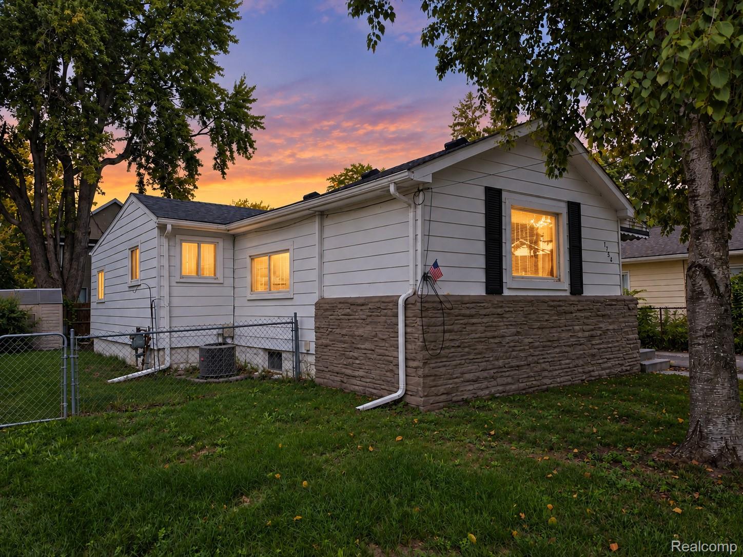 1754, Beechmont, Keego Harbor, Michigan, 48320