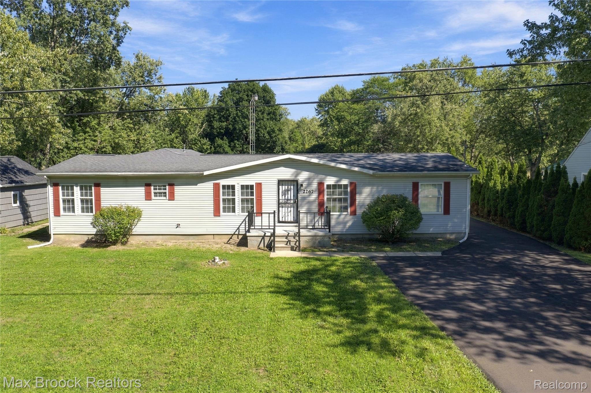 2267, Howe, Burton, Michigan, 48519