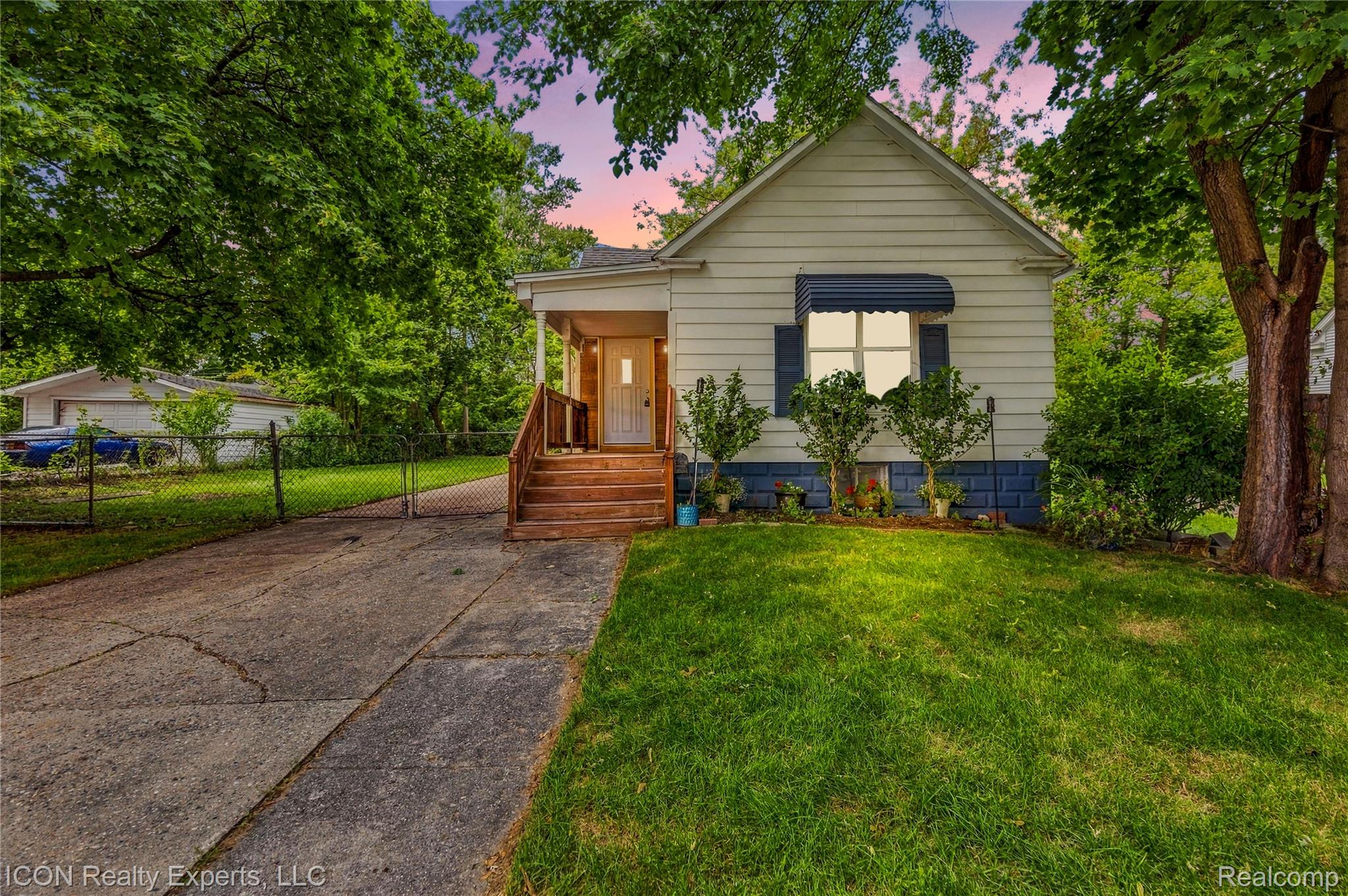 22, Meadle, Mount Clemens, Michigan, 48043