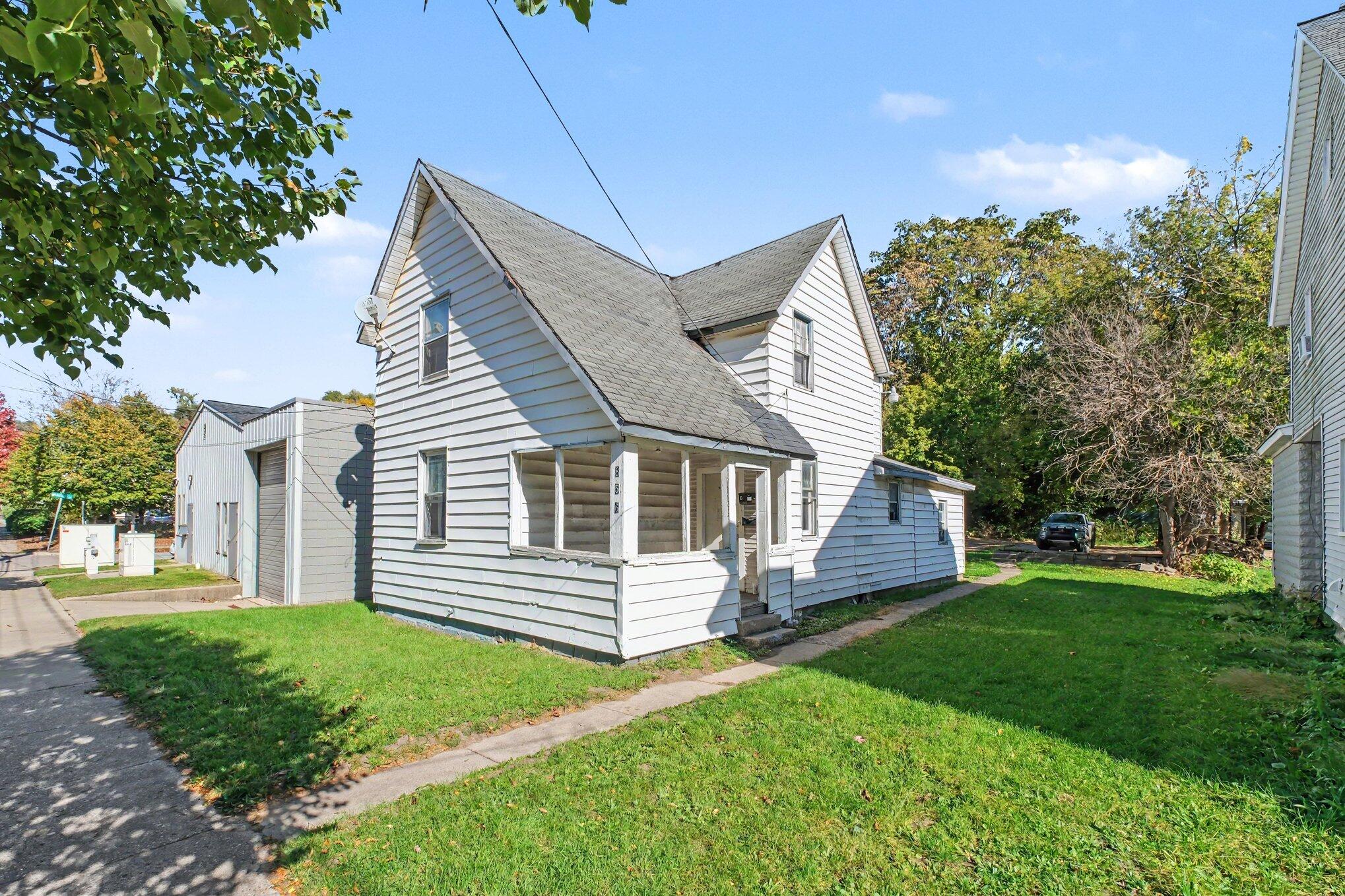 856 Lafayette Avenue NE