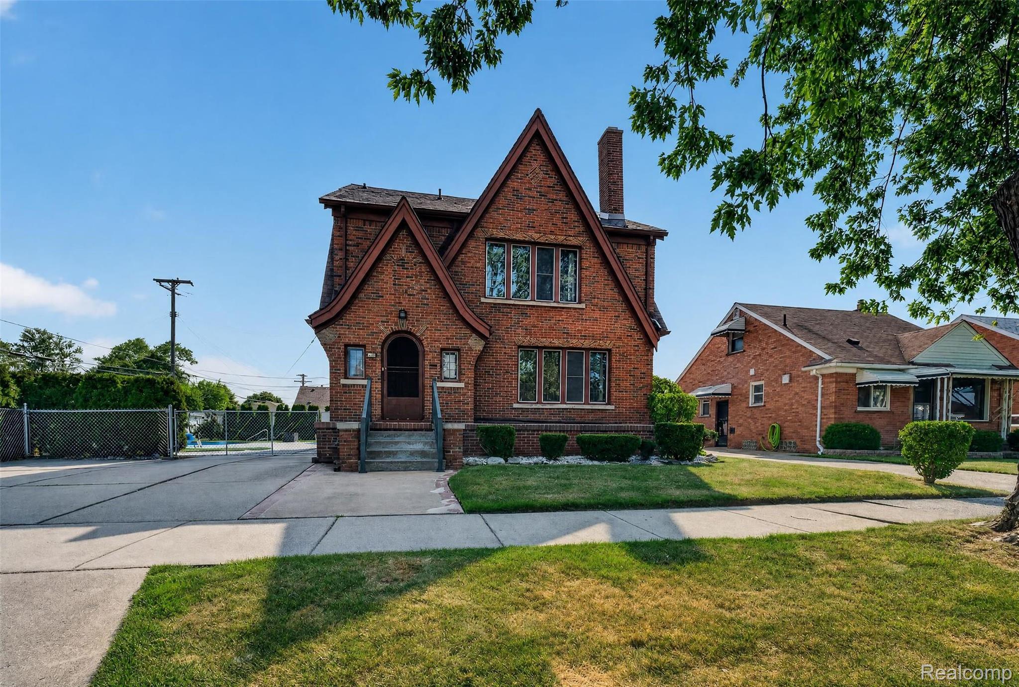 9235 Hubert AVE